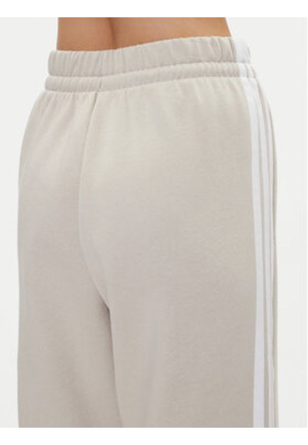 Adidas - adidas Spodnie dresowe Essentials 3-Stripes JW9215 Beżowy Regular Fit. Kolor: beżowy. Materiał: bawełna