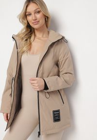 Born2be - Ciemnobeżowa Kurtka Parka z Kapturem i Kieszeniami Ściągana w Pasie Omeina. Okazja: na co dzień. Typ kołnierza: kaptur. Kolor: beżowy. Materiał: jeans. Styl: casual, elegancki #6