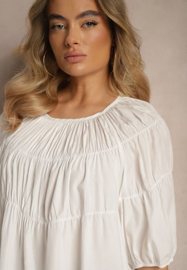Renee - Biała Bluzka z Wiskozą o Fasonie Oversize z Gumkami w Ramionach Alirona. Kolor: biały. Materiał: wiskoza. Styl: klasyczny