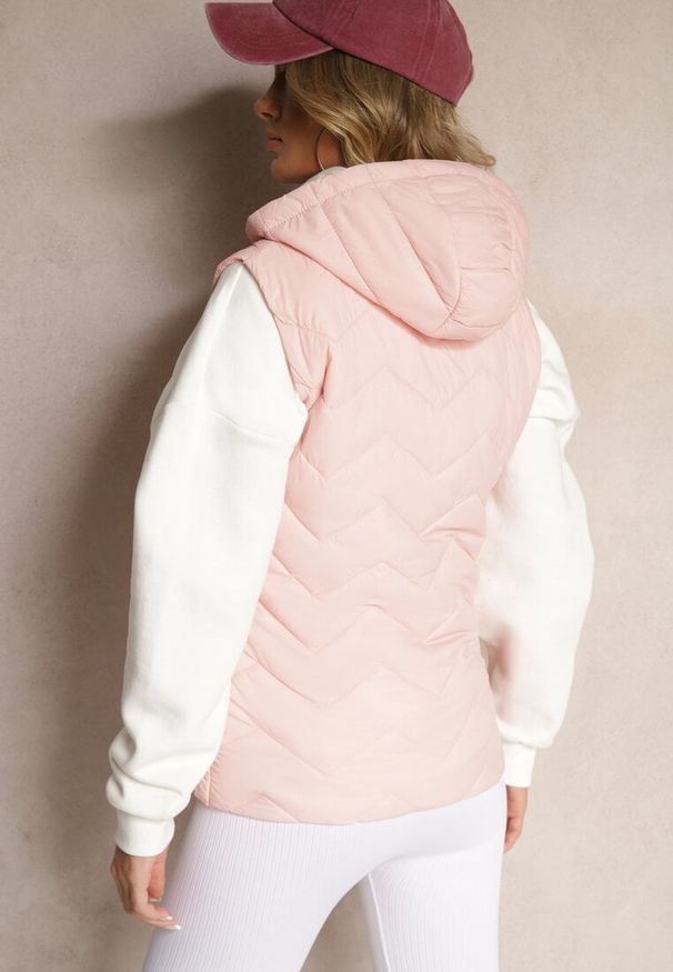 Renee - Różowa Kamizelka z Odpinanym Kapturem Ozdobiona Pikowanym Wzorem Saritha. Okazja: na co dzień, na spacer. Kolor: różowy. Materiał: jeans. Wzór: aplikacja. Styl: elegancki, casual