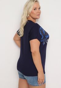 Born2be - Granatowy Klasyczny T-shirt z Bawełny Ozdobiony Nadrukiem i Cyrkoniami Kristinae. Okazja: na co dzień. Kolor: niebieski. Materiał: bawełna. Wzór: nadruk, aplikacja. Styl: klasyczny #6