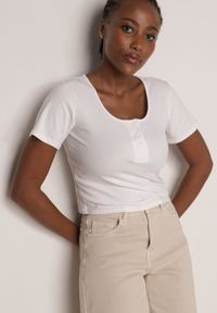 Born2be - Biały Prążkowany Top Bawełniany z Guzikami przy Dekolcie Nedera. Okazja: na co dzień. Kolor: biały. Materiał: prążkowany, bawełna. Styl: casual, klasyczny #1