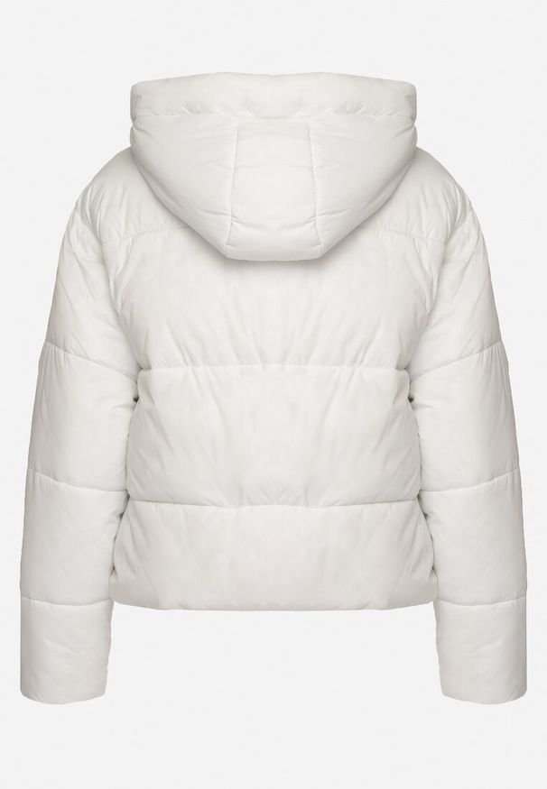 Born2be - Biała Pikowana Kurtka Puffer z Kapturem Miviera. Okazja: na co dzień, na spotkanie biznesowe, do pracy. Typ kołnierza: kaptur. Kolor: biały. Materiał: jeans. Sezon: zima. Styl: elegancki, biznesowy, casual