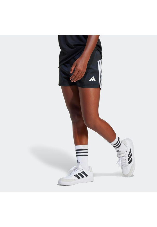 Adidas - Spodenki fitness dziecięce ADIDAS Essentials. Okazja: na uczelnię. Kolor: czarny. Materiał: skóra, materiał. Technologia: ClimaCool (Adidas). Styl: sportowy. Sport: fitness