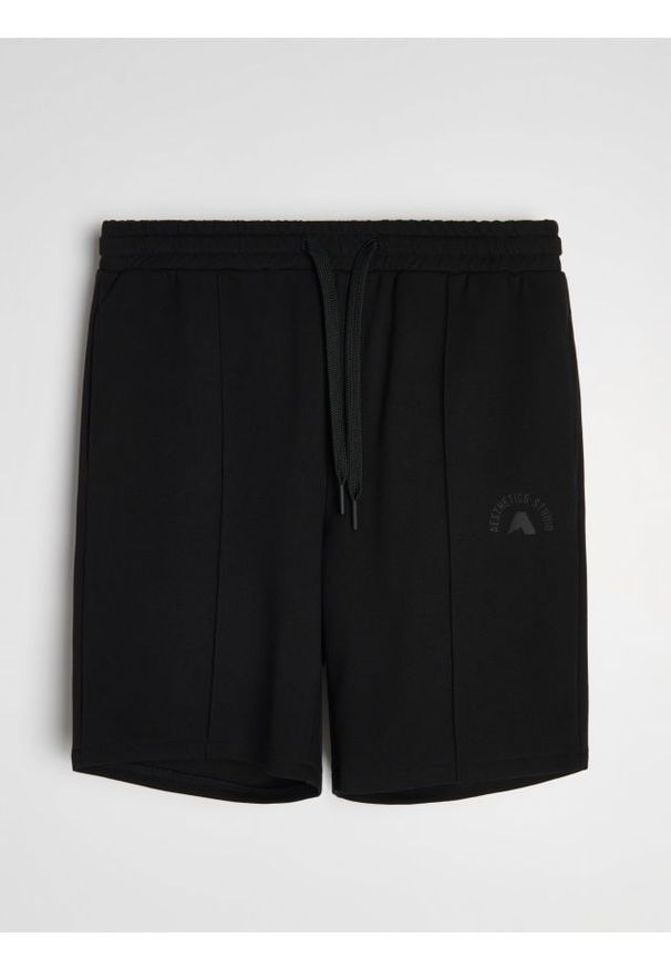 Sinsay - Wiskozowe szorty slim - czarny. Kolor: czarny. Materiał: wiskoza