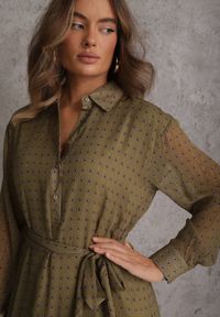 Renee - Zielona Sukienka o Koszulowym Kroju z Przedłużonym Tyłem i Falbanami Savarinna. Kolor: zielony. Materiał: poliester. Typ sukienki: koszulowe #4