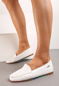 Born2be - Białe Mokasyny Amenopia. Nosek buta: okrągły. Kolor: biały. Materiał: jeans, len. Szerokość cholewki: normalna. Wzór: ażurowy, aplikacja, kolorowy. Styl: klasyczny #1