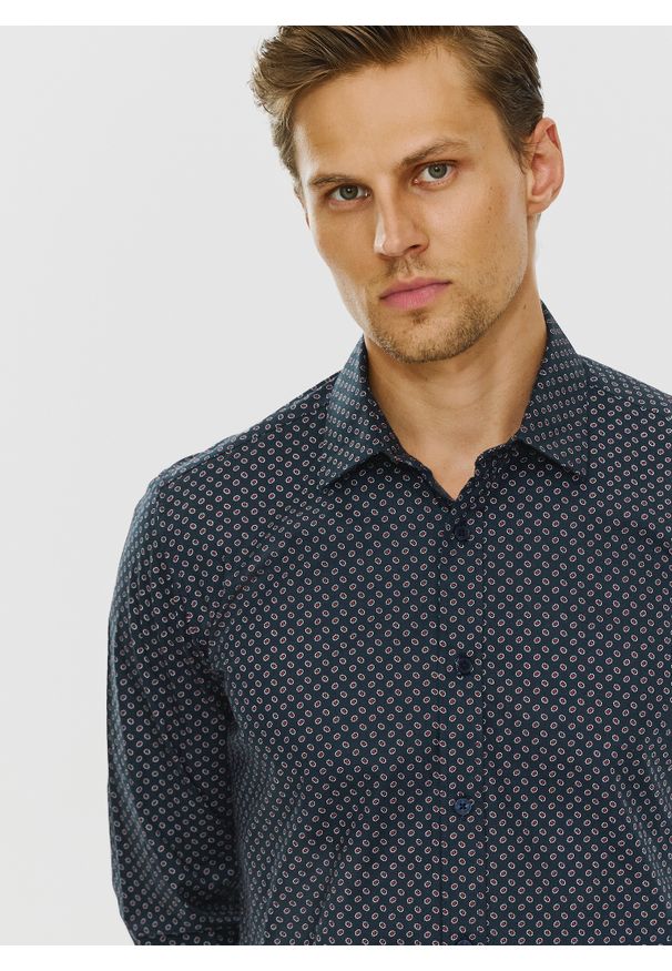 PAKO LORENTE – Koszula w kolorze granatowym w mikrowzór P24SF-1X-028-G-S - Pako Lorente. Okazja: na co dzień. Kolor: niebieski. Materiał: jeans, elastan. Styl: casual