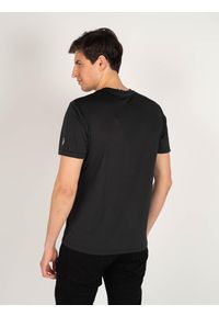 North Sails X Prada T-shirt "Mistral" | 45 2303 000 | T-shirt Mistral | Mężczyzna | Czarny. Okazja: na co dzień. Kolor: czarny. Materiał: poliester. Wzór: nadruk, aplikacja. Styl: casual #2