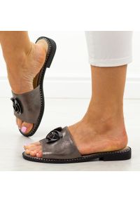 Pewter płaskie klapki damskie S.Barski 51-007. Kolor: srebrny. Materiał: skóra. Wzór: aplikacja. Sezon: lato, wiosna. Styl: klasyczny, elegancki