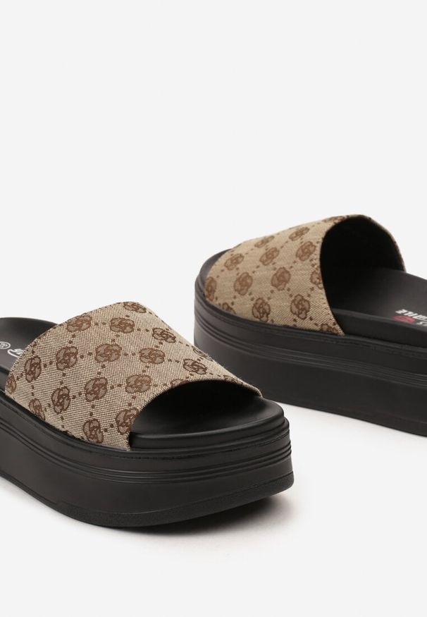 Born2be - Brązowe Klapki na Platformie z Szerokim Paskiem Porttia. Okazja: na co dzień, na spacer, na imprezę. Kolor: brązowy. Materiał: len. Sezon: wiosna, lato. Obcas: na platformie. Styl: klasyczny, casual, elegancki