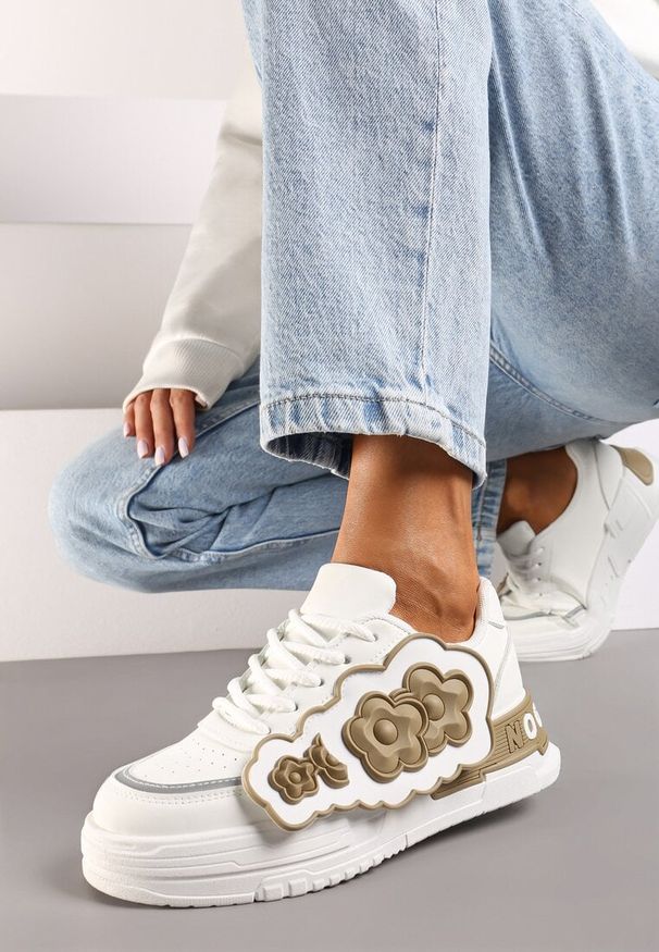 Born2be - Biało-Beżowe Sneakersy na Grubej Podeszwie z Gumowymi Zdobieniami w Postaci Kwiatów Benalita. Nosek buta: okrągły. Zapięcie: sznurówki. Kolor: biały. Materiał: guma. Wzór: aplikacja, kwiaty. Obcas: na obcasie. Wysokość obcasa: niski