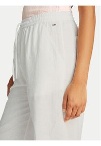 Tommy Jeans Spodnie materiałowe DW0DW20352 Écru Regular Fit. Kolor: kremowy. Materiał: bawełna #4