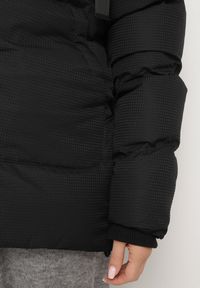 Born2be - Czarna Pikowana Kurtka z Kapturem i Wsuwanymi Kieszeniami Viazia. Okazja: na spacer. Typ kołnierza: kaptur. Kolor: czarny. Materiał: jeans. Styl: elegancki