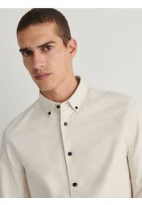 Reserved - Koszula slim fit - beżowy. Kolor: beżowy. Materiał: tkanina, bawełna