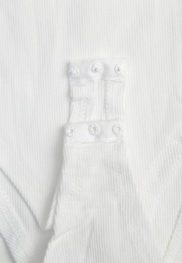 Born2be - Białe Bawełniane Body z Rękawami z Falbanek Zapinane na Napy Gilines. Okazja: na co dzień. Typ kołnierza: kołnierz z falbankami. Kolor: biały. Materiał: bawełna. Długość rękawa: krótki rękaw. Długość: krótkie. Styl: elegancki, casual