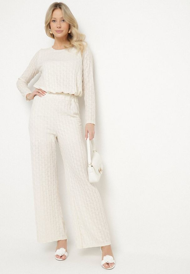 Born2be - Beżowy Komplet z Tłoczonej Tkaniny Szerokie Spodnie i Bufiasta Bluzka Calloti. Kolor: beżowy. Materiał: tkanina