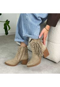 Beżowe zamszowe kowbojki damskie Jezzi 2520-18. Okazja: na co dzień. Kolor: beżowy. Materiał: zamsz. Szerokość cholewki: normalna. Sezon: wiosna, jesień, lato. Obcas: na obcasie. Styl: casual, elegancki, boho, klasyczny. Wysokość obcasa: średni #1