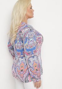 Born2be - Niebiesko-FIoletowa Bluzka Koszula z Guzikami Przy Dekolcie w Ornamentalny Print Indafare. Okazja: na co dzień, na spotkanie biznesowe, do pracy. Kolor: niebieski. Materiał: jeans. Wzór: nadruk. Styl: biznesowy, elegancki, casual #4