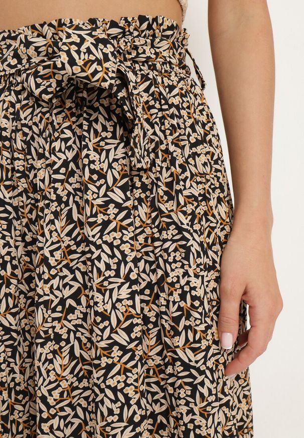 Born2be - Czarno-Beżowe Szerokie Spodnie Typu Szwedy z Plisowanego Materiału z Gumką i Paskiem w Talii Hurefia. Okazja: na co dzień. Kolor: czarny. Materiał: materiał. Styl: casual, elegancki, klasyczny