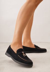 Renee - Czarne Mokasyny z Imitacji Zamszu z Zawieszką na Nosku Theophitos. Okazja: na spacer. Kolor: czarny. Materiał: zamsz. Wzór: grochy. Styl: elegancki, retro #1