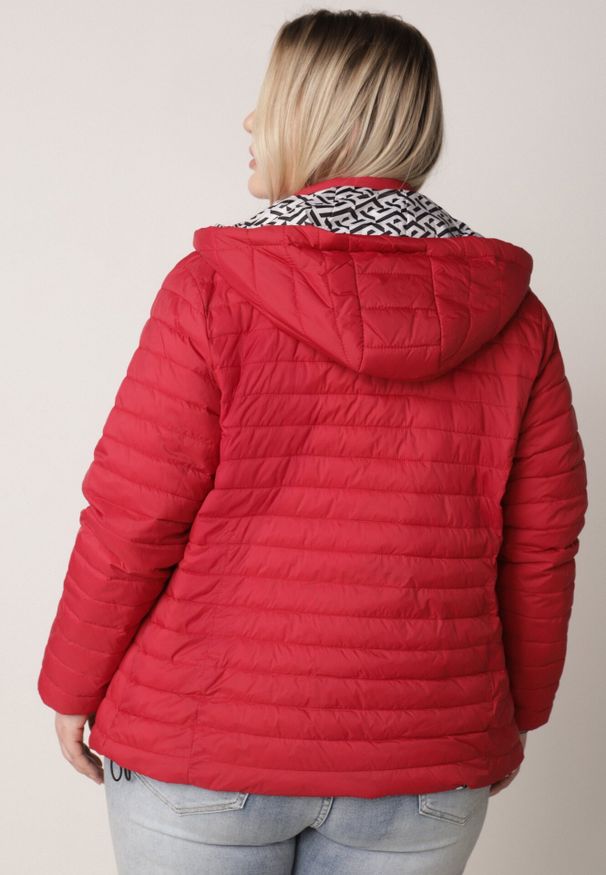 Born2be - Czerwona Dwustronna Kurtka Pikowana z Kapturem Zidila. Okazja: na spacer, na co dzień. Typ kołnierza: kaptur. Kolekcja: plus size. Kolor: czerwony. Materiał: jeans. Wzór: geometria. Styl: casual, sportowy