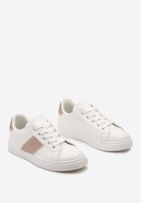 Born2be - Biało-Różowe Sneakersy Ozdobione Cyrkoniami Perlara. Nosek buta: okrągły. Zapięcie: sznurówki. Kolor: biały. Materiał: materiał. Wzór: aplikacja. Obcas: na obcasie. Wysokość obcasa: niski