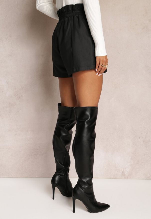 Renee - Czarne Szorty z Ekoskóry przed Kolano High Waist z Ozdobną Klamrą i Gumką w Pasie Helens. Stan: podwyższony. Kolor: czarny. Materiał: skóra