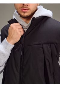 Sinsay - Kamizelka puffer ze stójką - czarny. Typ kołnierza: kołnierzyk stójkowy. Kolor: czarny #1