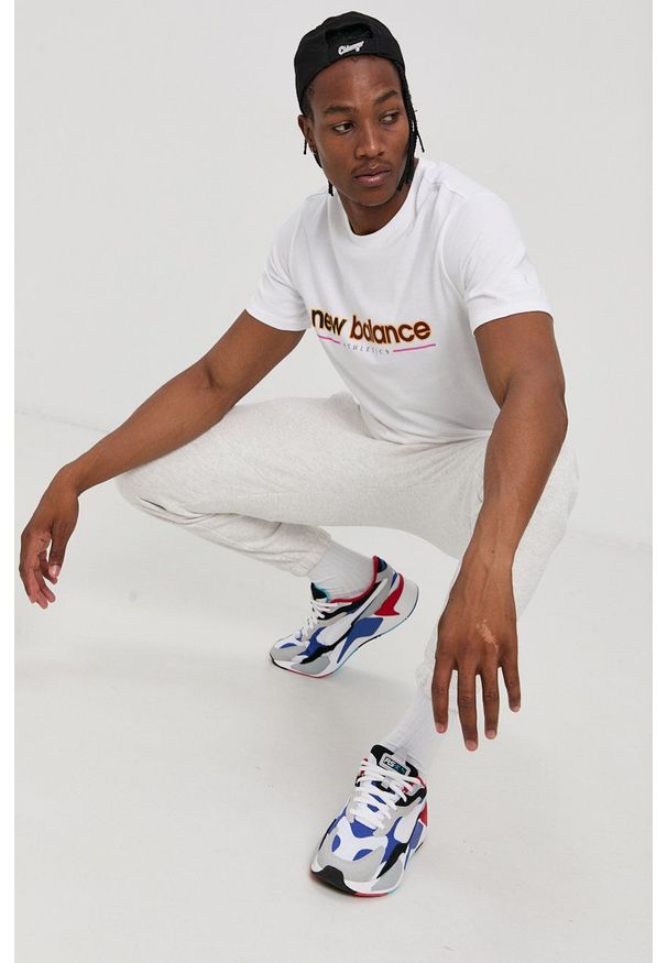 New Balance Spodnie MP13503SAH męskie kolor szary gładkie. Kolor: szary. Materiał: dzianina. Wzór: gładki