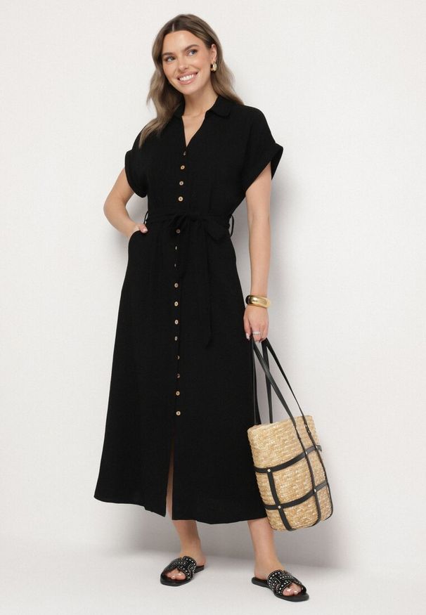 Born2be - Czarna Sukienka Koszulowa z Wiskozy i Lnu Wiązana w Talii z Kieszeniami Efrasira. Okazja: na co dzień. Kolor: czarny. Materiał: wiskoza, len. Typ sukienki: koszulowe. Styl: casual, elegancki