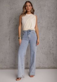Renee - Beżowe Body z Dekoltem Łódka Zdobione Marszczeniem i Aplikacją na Ramieniu Havrina. Okazja: na co dzień. Typ kołnierza: dekolt w łódkę. Kolor: beżowy. Materiał: jeans. Wzór: aplikacja. Styl: casual #4