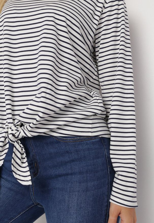 Born2be - Biało-Granatowa Bluzka z Ozdobnym Wiązaniem i Długimi Rękawami z Bawełny Marlis. Okazja: na co dzień. Kolor: biały. Materiał: bawełna. Długość rękawa: długi rękaw. Długość: długie. Wzór: paski. Styl: casual