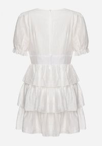 Born2be - Biała Sukienka o Rozkloszowanym Kroju z Bufiastymi Rękawami i Falbankami Elfea. Typ kołnierza: kołnierz z falbankami. Kolor: biały. Materiał: włókno. Styl: klasyczny #4