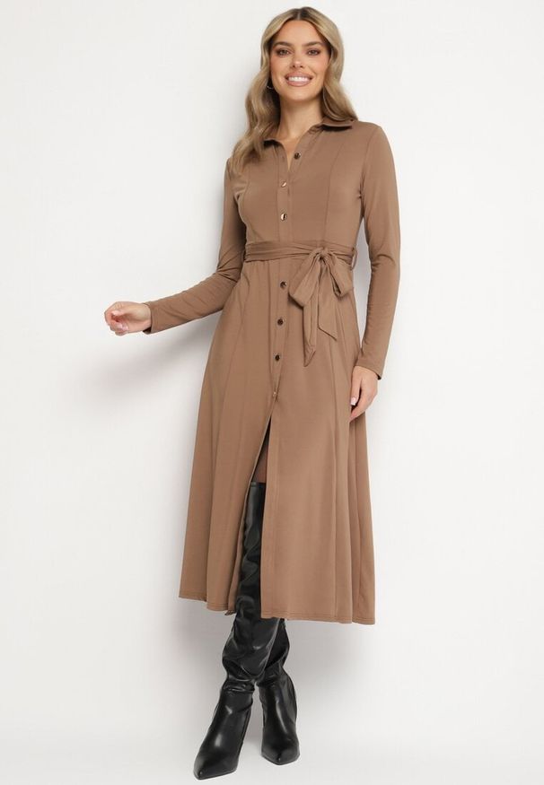 Born2be - Ciemnobeżowa Sukienka Maxi o Koszulowym Fasonie z Wiązaniem mZynlee. Okazja: na co dzień. Kolor: brązowy. Materiał: wiskoza. Typ sukienki: koszulowe. Styl: casual, elegancki, klasyczny. Długość: maxi