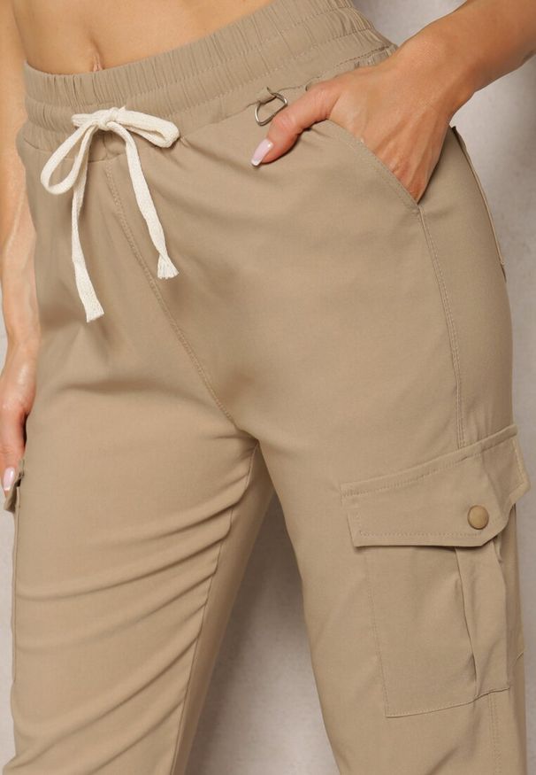 Renee - Beżowe Spodnie High Waist o Fasonie Bojówek Istredda. Stan: podwyższony. Kolor: beżowy. Materiał: materiał. Wzór: moro. Styl: militarny