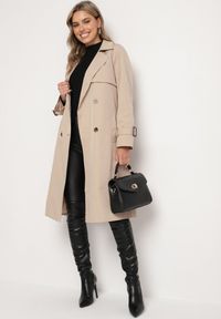 Born2be - Beżowy Płaszcz w Stylu Trencza Ozdobiony Paskiem z Klamrą Ninellira. Kolor: beżowy. Materiał: jeans. Długość rękawa: długi rękaw. Długość: długie. Wzór: aplikacja. Styl: klasyczny, elegancki #3