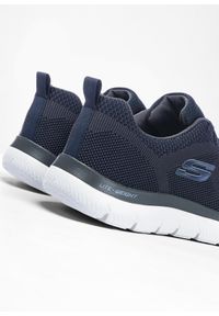 bonprix - Sneakersy Skechers z pianką Memory. Kolor: niebieski