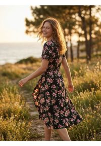 Sinsay - Wiskozowa kopertowa sukienka midi w kwiaty - wielobarwny. Materiał: wiskoza. Wzór: kwiaty. Typ sukienki: kopertowe. Długość: midi #1