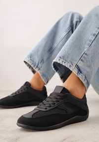 Renee - Czarne Sneakersy z Geometrycznym Wzorem Elrineth. Kolor: czarny. Materiał: prążkowany, jeans. Wzór: geometria #1