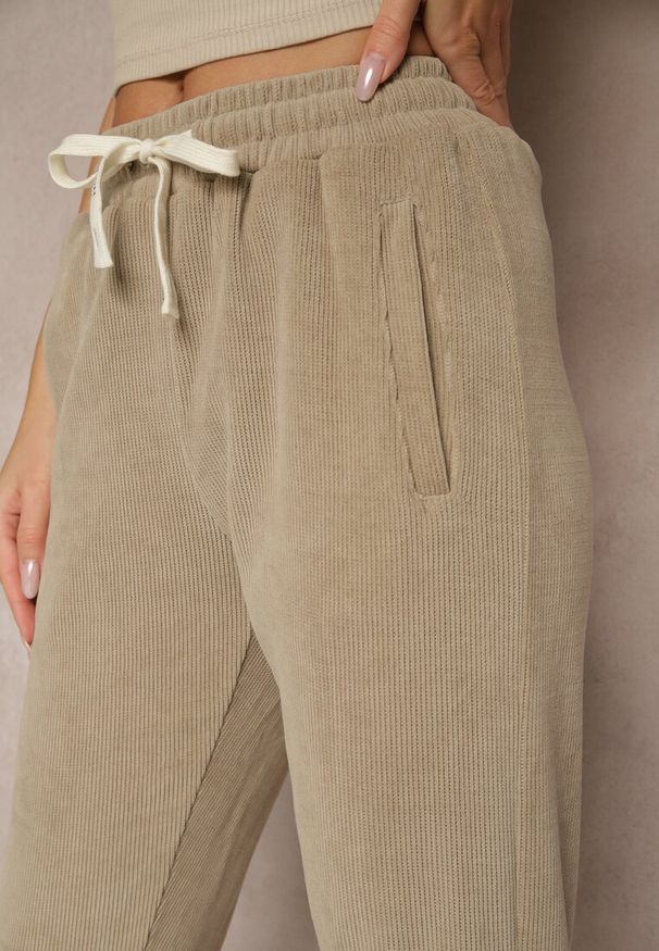 Renee - Beżowe Spodnie Sztruksowe High Waist z Dodatkiem Bawełny i Gumką w Talii Jedela. Stan: podwyższony. Kolor: beżowy. Materiał: bawełna, sztruks