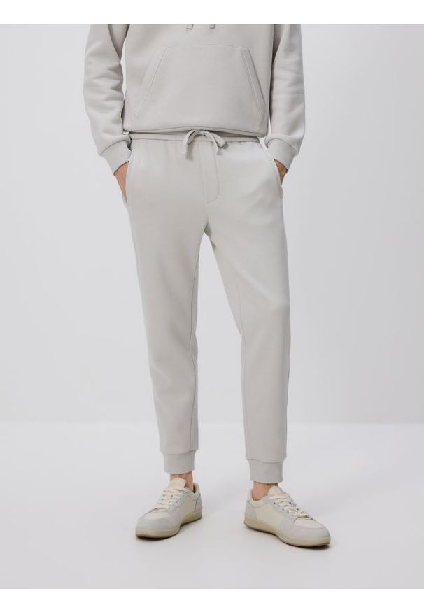 Reserved - Spodnie dresowe slim fit - jasnoszary. Kolor: szary. Materiał: dresówka
