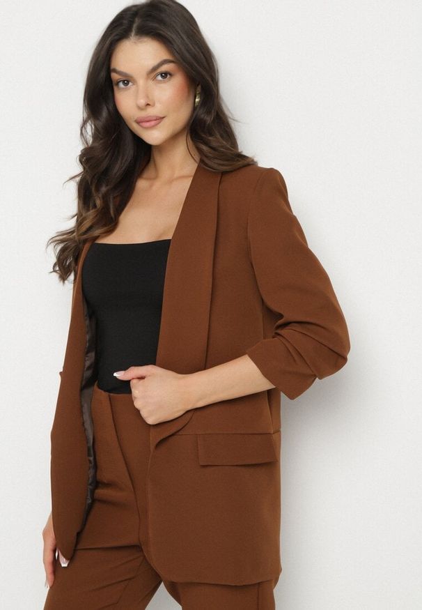 Born2be - Brązowa Marynarka Thaelenia. Kolor: brązowy. Wzór: aplikacja, jednolity. Styl: elegancki