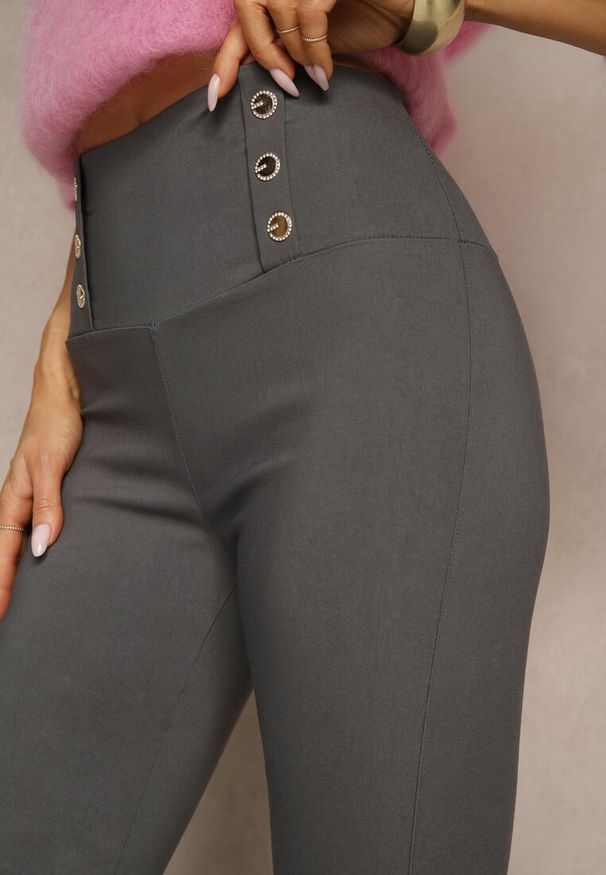 Renee - Szare Legginsy High Waist z Ozdobnymi Guzikami Kolowenia. Okazja: na co dzień. Stan: podwyższony. Kolor: szary. Styl: elegancki, casual