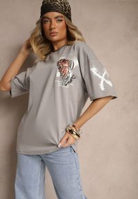 Renee - Szara Koszulka Oversize z Bawełny Zdobiona Nadrukiem Nilravia. Okazja: na co dzień. Kolor: szary. Materiał: bawełna. Wzór: aplikacja, nadruk. Styl: casual, elegancki