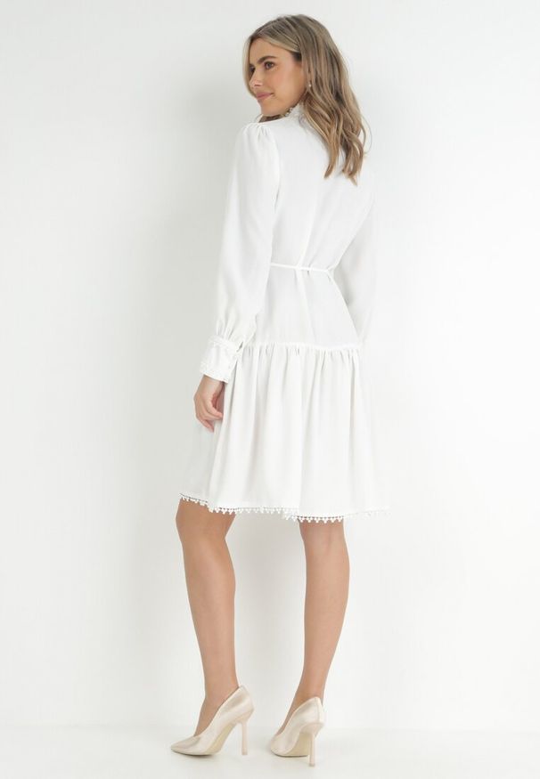 Born2be - Biała Sukienka ze Stójką i Koronkowymi Lamówkami Zelna. Typ kołnierza: kołnierzyk stójkowy. Kolor: biały. Materiał: koronka. Typ sukienki: koszulowe. Styl: retro. Długość: midi
