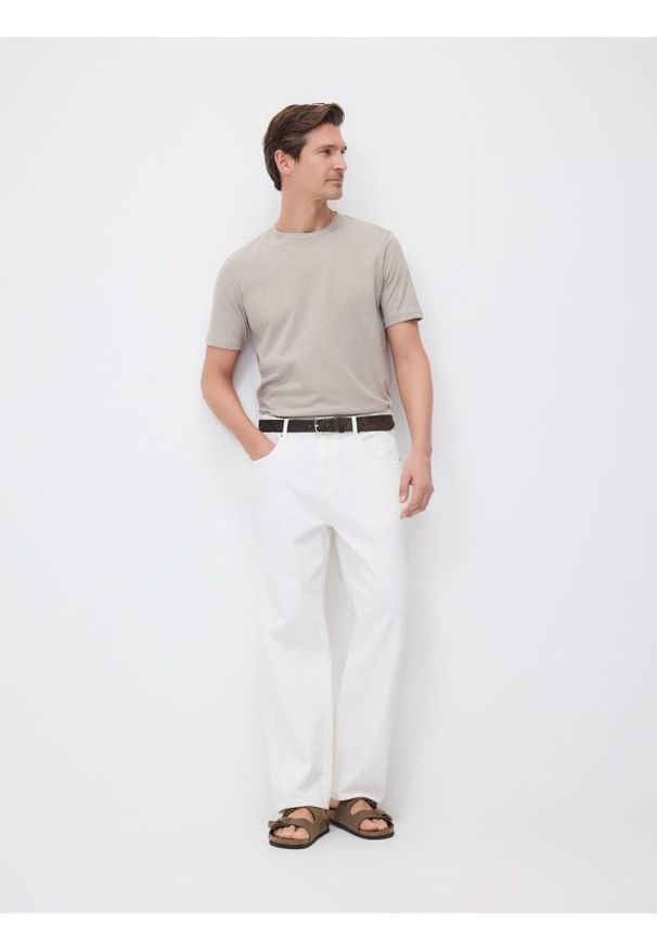 Reserved - T-shirt regular fit z lnem - beżowy. Kolor: beżowy. Materiał: len