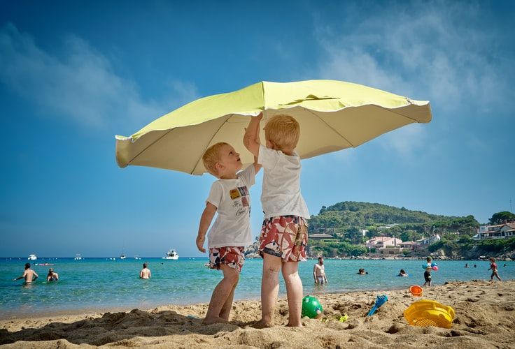 chłopcy na plaży w kąpielówkach