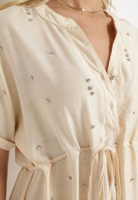 Born2be - Beżowa Pudełkowa Sukienka ze Ściągaczem w Talii Zdobiona Cyrkoniami Pilefia. Typ kołnierza: dekolt w kształcie V. Kolor: beżowy. Długość rękawa: krótki rękaw. Wzór: aplikacja. Styl: elegancki #6