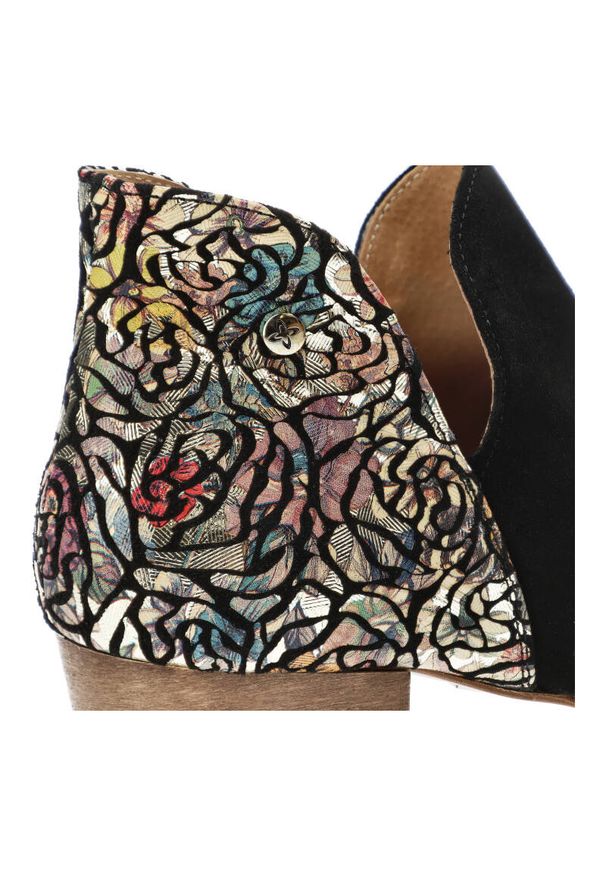 Czarne Botki Maciejka Eleganckie Obuwie Damskie. Okazja: na co dzień. Kolor: czarny. Materiał: zamsz, materiał. Wzór: aplikacja, kwiaty. Obcas: na obcasie. Styl: elegancki. Wysokość obcasa: niski